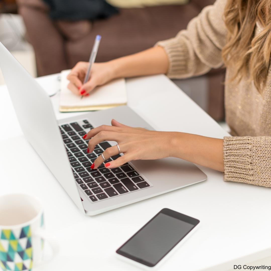 Frau arbeitet an einem Laptop, während sie an Conversion Copywriting und Marketingstrategien für Coaches, Berater und Dienstleister arbeitet.